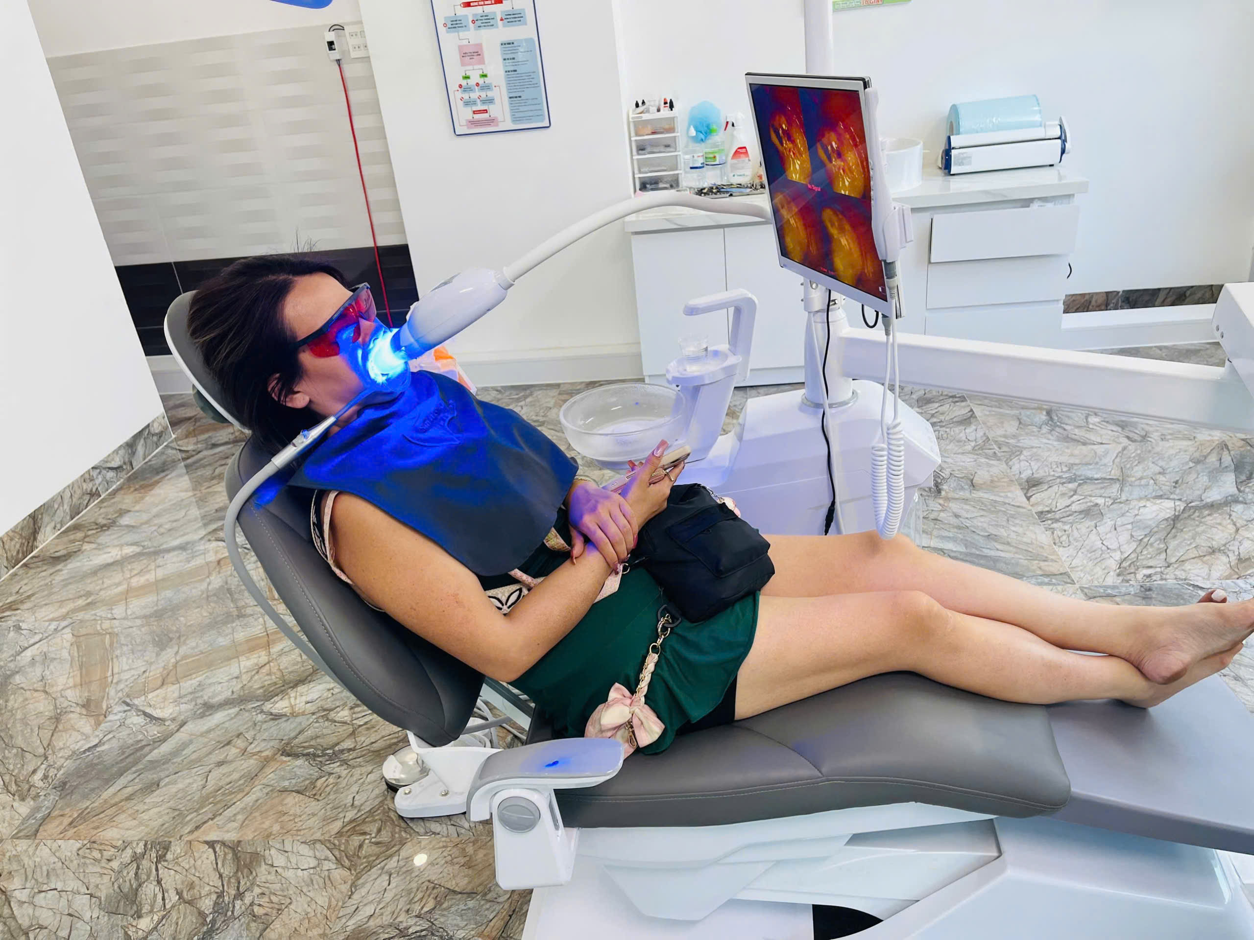 Tẩy trắng răng bằng laser có hại không và giá bao nhiêu tiền? 